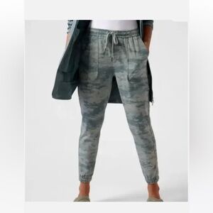 Athleta Camo Print Farallon Jogger size XL
